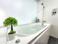 Full bathroom 1