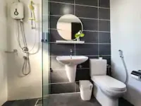 Full bathroom 2